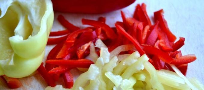 Recept na šaláty s kórejskou mrkvou a paprikou: mäso, huby